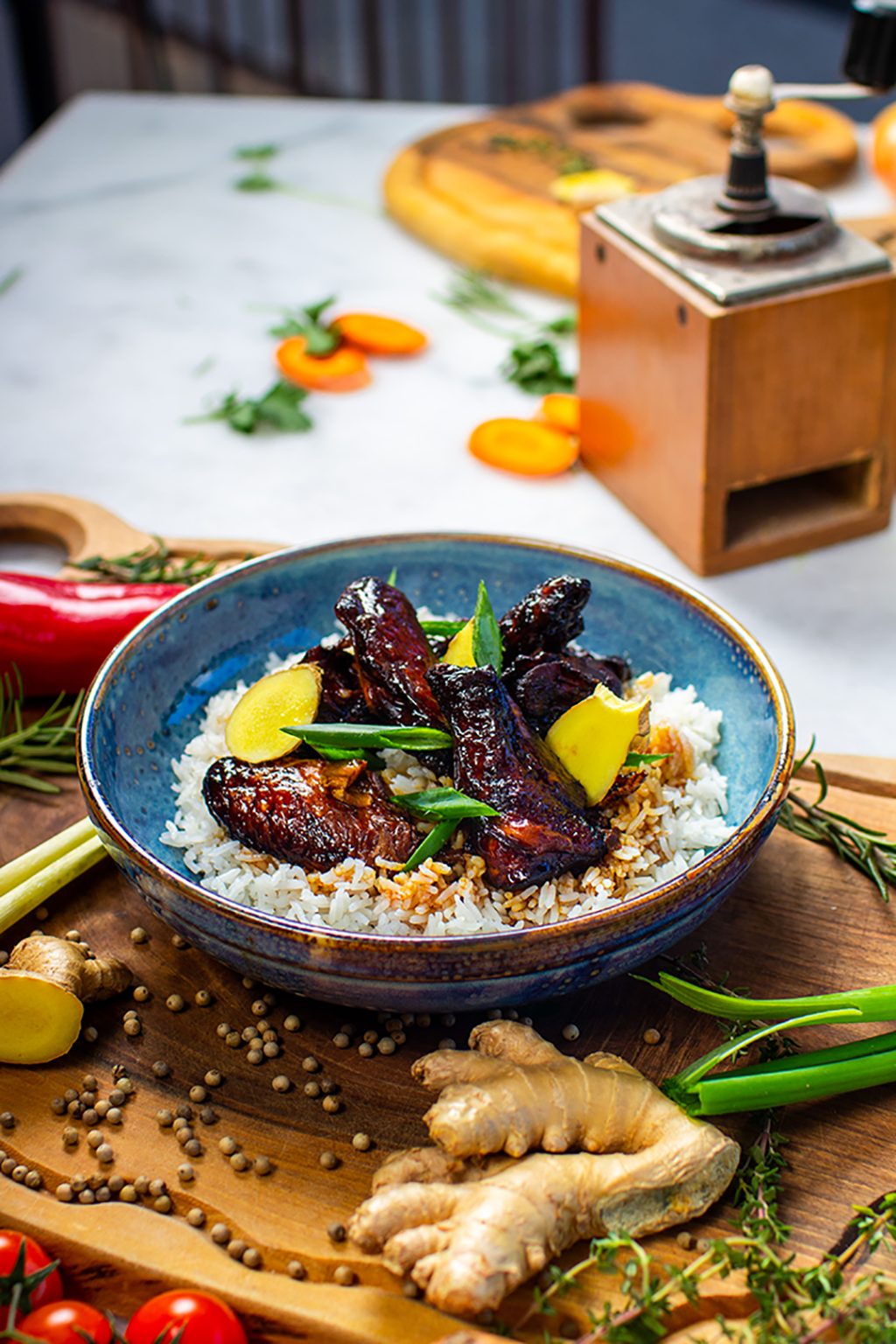 ARIPIOARE DE PUI CU OREZ ÎN SOS ASIATIC (350 g) Nicolai TO GO