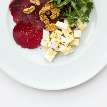 Salată cu sfeclă roșie cu brânză de capră, nuci și dressing de lamâie